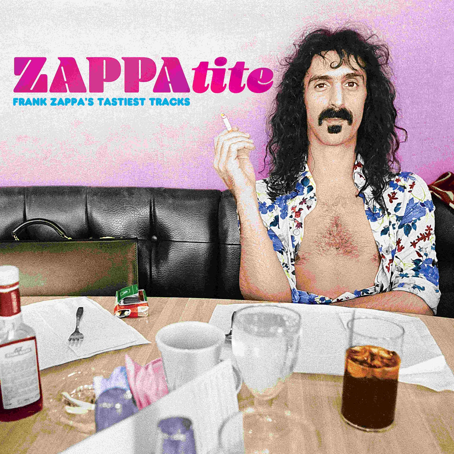 Frank Zappa sitzt mit Zigarette und kariertem Hemd am Tisch. Text oben.