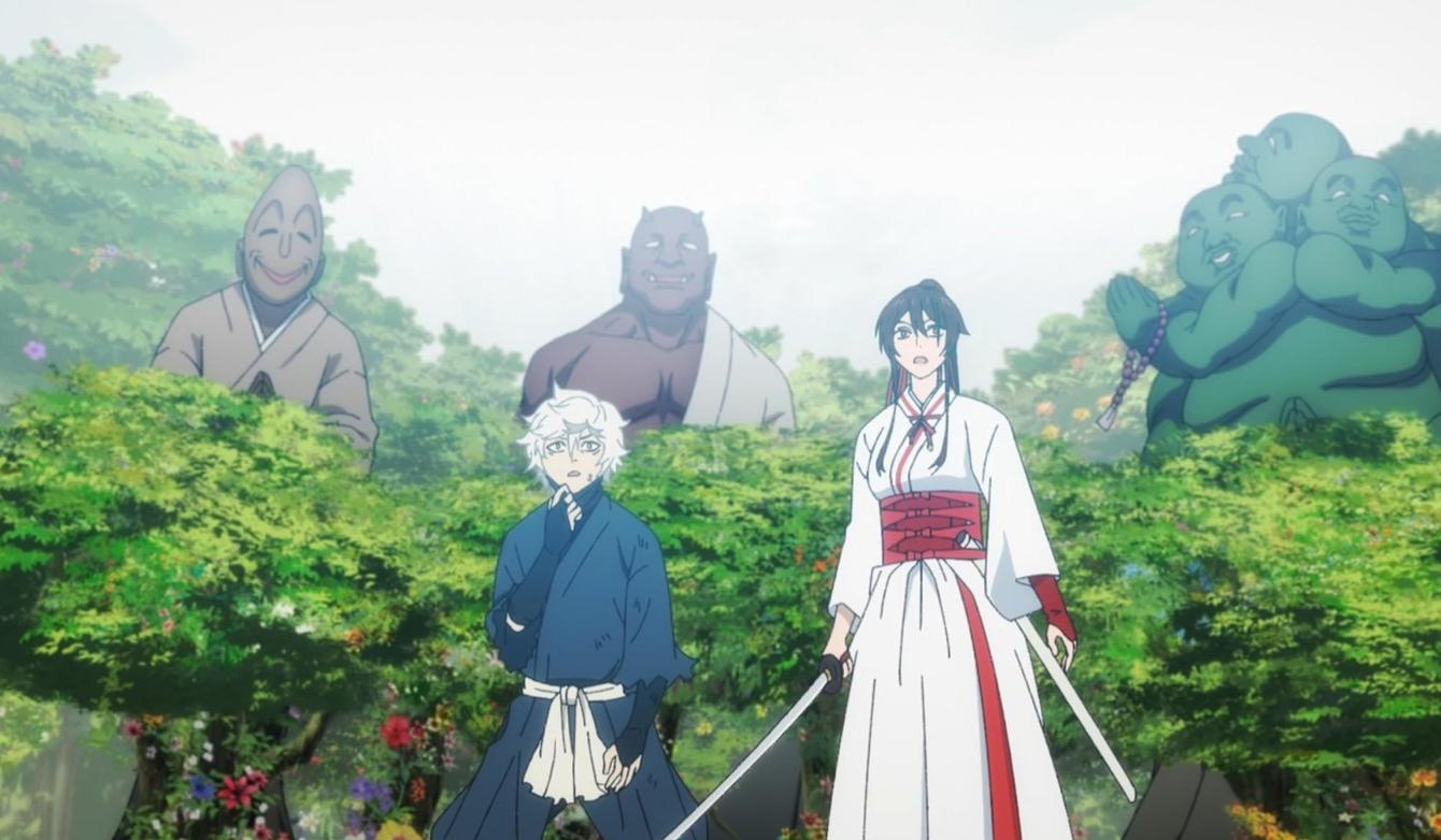 Zwei Anime-Figuren stehen in einem üppigen Garten mit Statuen.