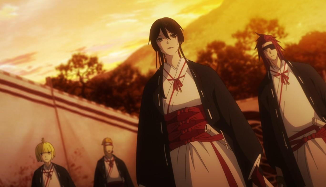 Vier Anime-Figuren in traditioneller Kleidung stehen vor einer Mauer und Bäumen.