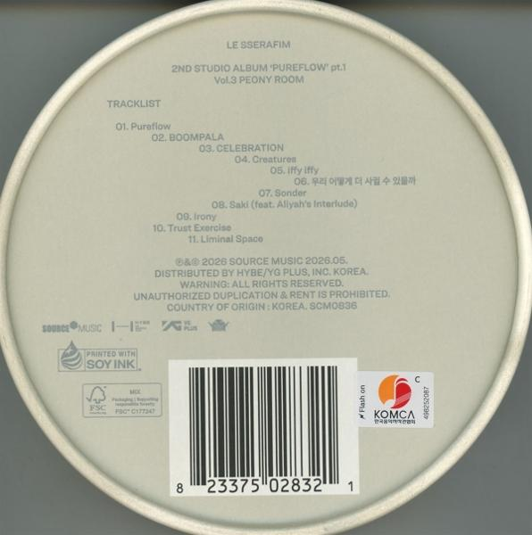 CD-Rückseite mit Trackliste von LE SSERAFIM: Pureflow, Boomala, Celebration, Creatures, Sonder, Irony, Liminal Space.