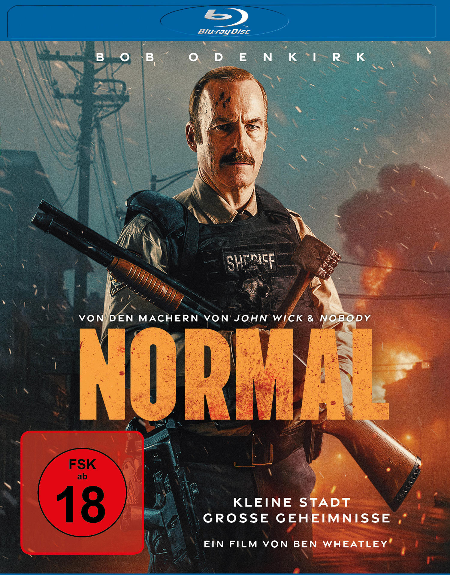 Mann in Sheriff-Weste mit Gewehr und Hammer, Hintergrund mit Feuer und Stadt.