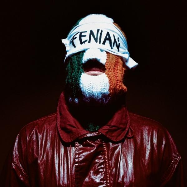 Person mit gestrickter Maske in Irischen Farben und Band mit der Aufschrift FENIAN.