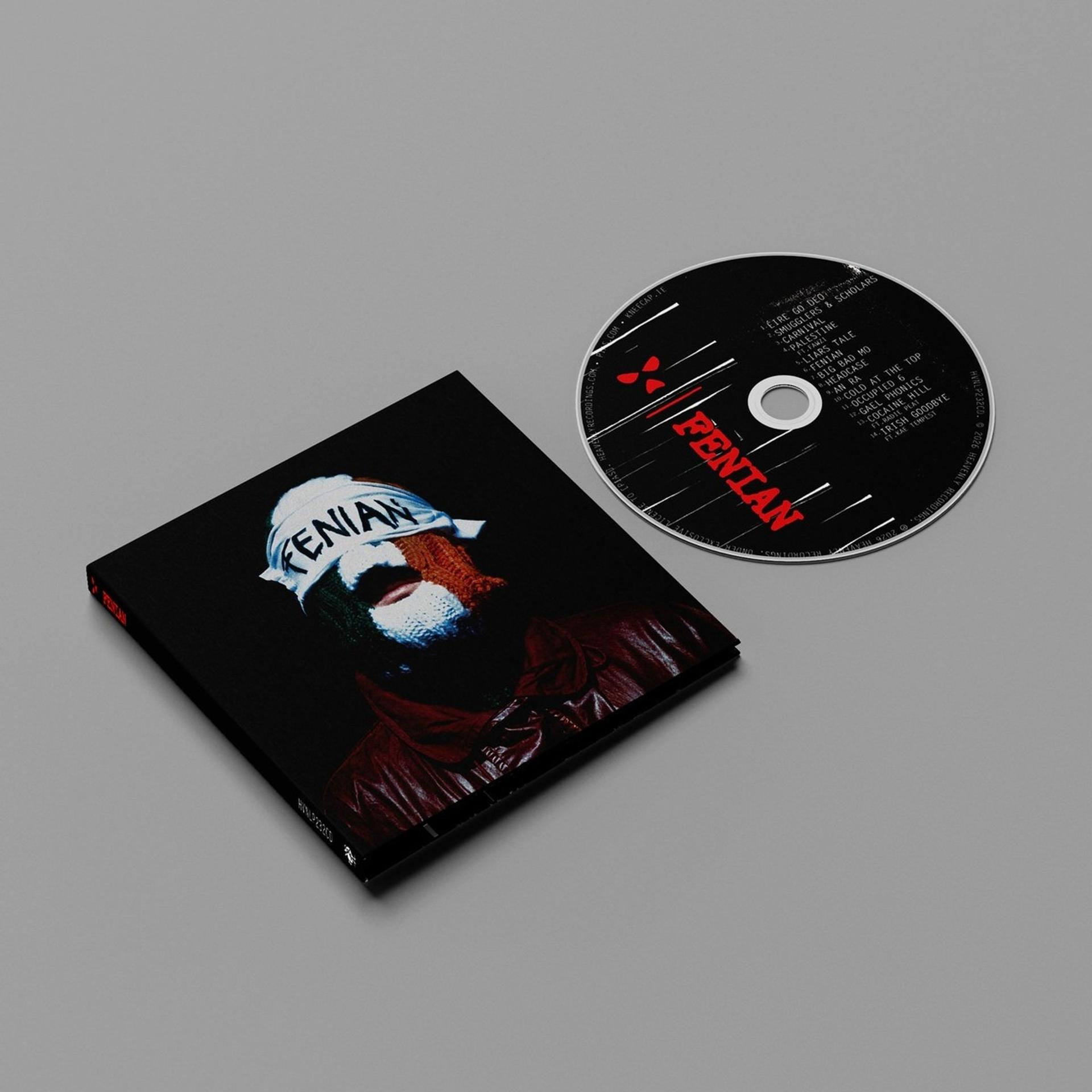 Ein schwarzes CD-Case mit einem Mann im roten Mantel, der eine weiße Bandage trägt.