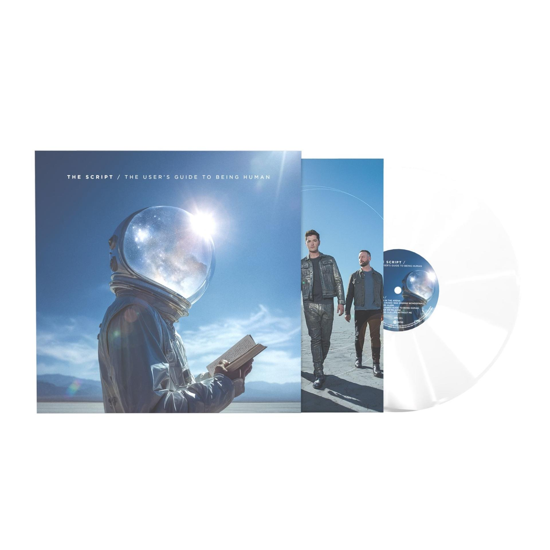 Ein Astronaut liest ein Buch unter blauem Himmel neben zwei Männern und einer Schallplatte.