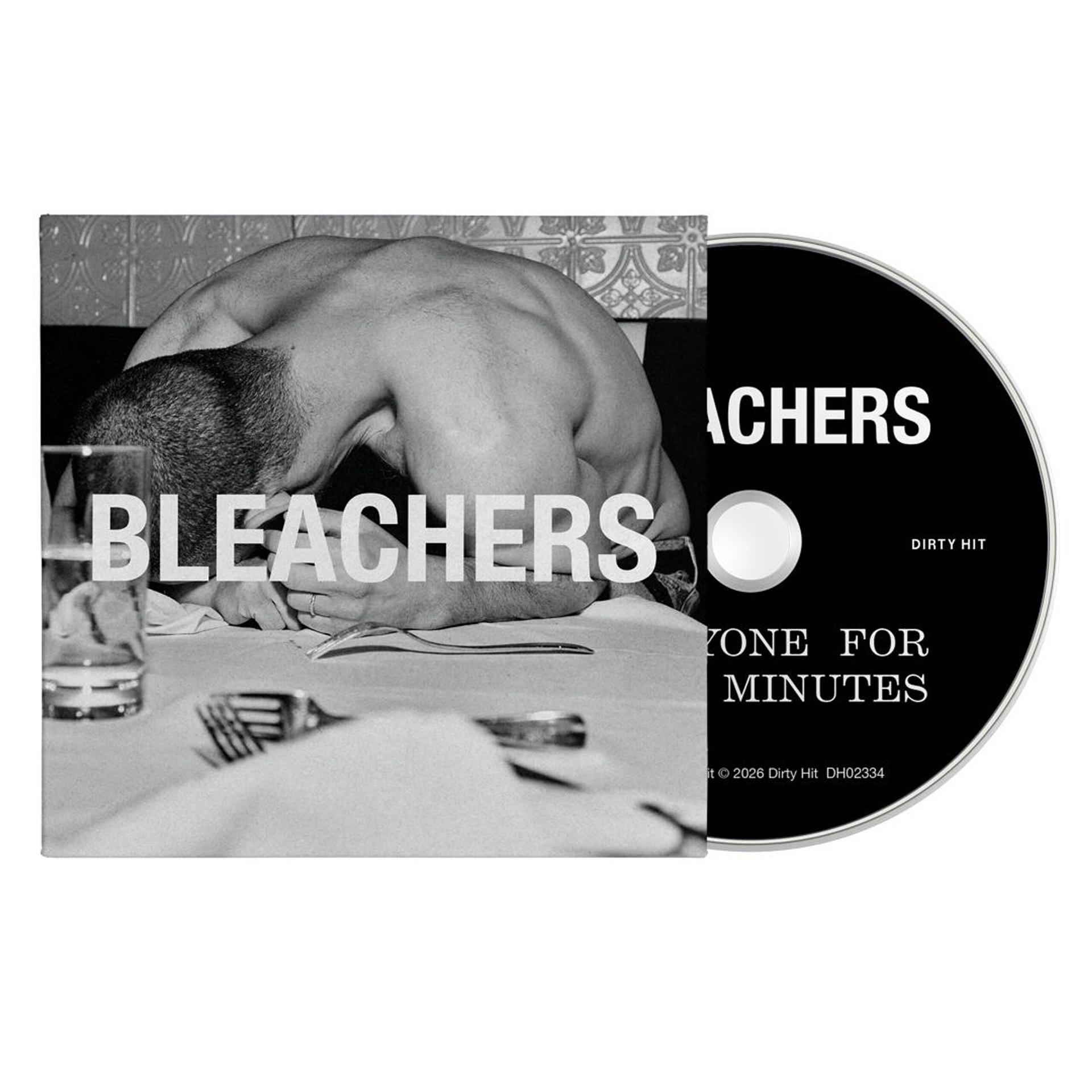 Albumcover mit einem Mann, der sich neben einer CD über einen Tisch beugt. Text: „BLEACHERS“.