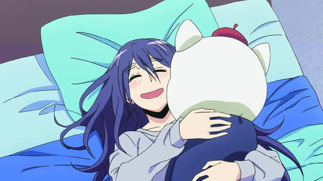 Eine anime-figur mit lila haaren umarmt einen weißen plüschtier auf einem blauen bett.
