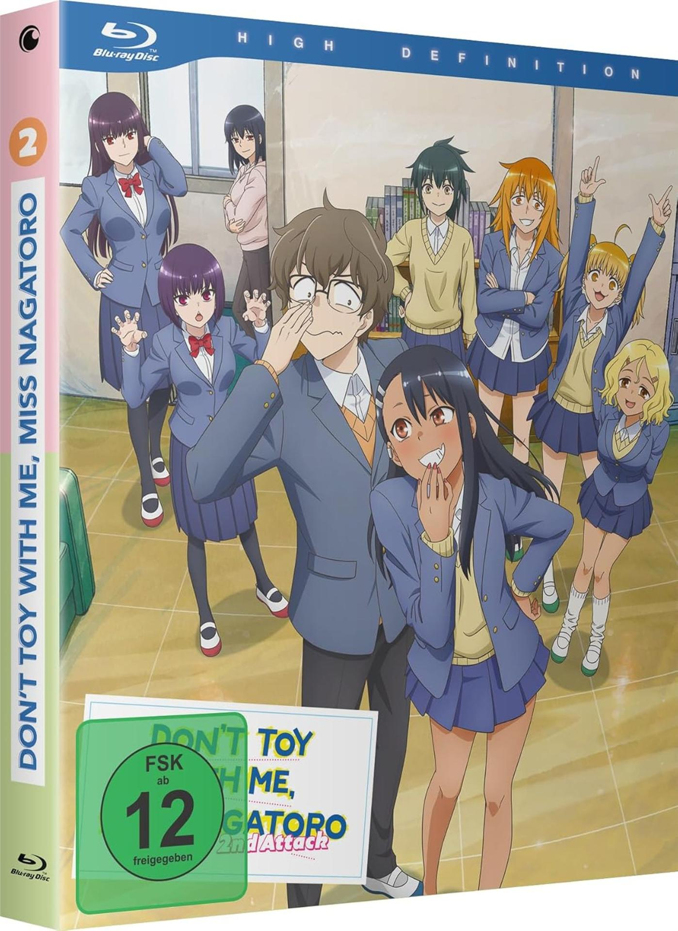 Anime-Charaktere in Schuluniformen posieren vor einem Bücherregal. FSK 12 Siegel.