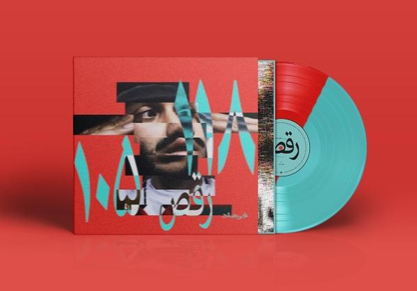 Eine rote Vinylplatte mit einem Albumcover, das ein Mannengesicht zeigt.