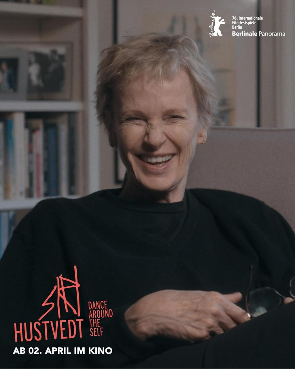 Eine Frau lacht, links HUSTVEDT DANCE AROUND THE SELF AB 02. APRIL IM KINO.