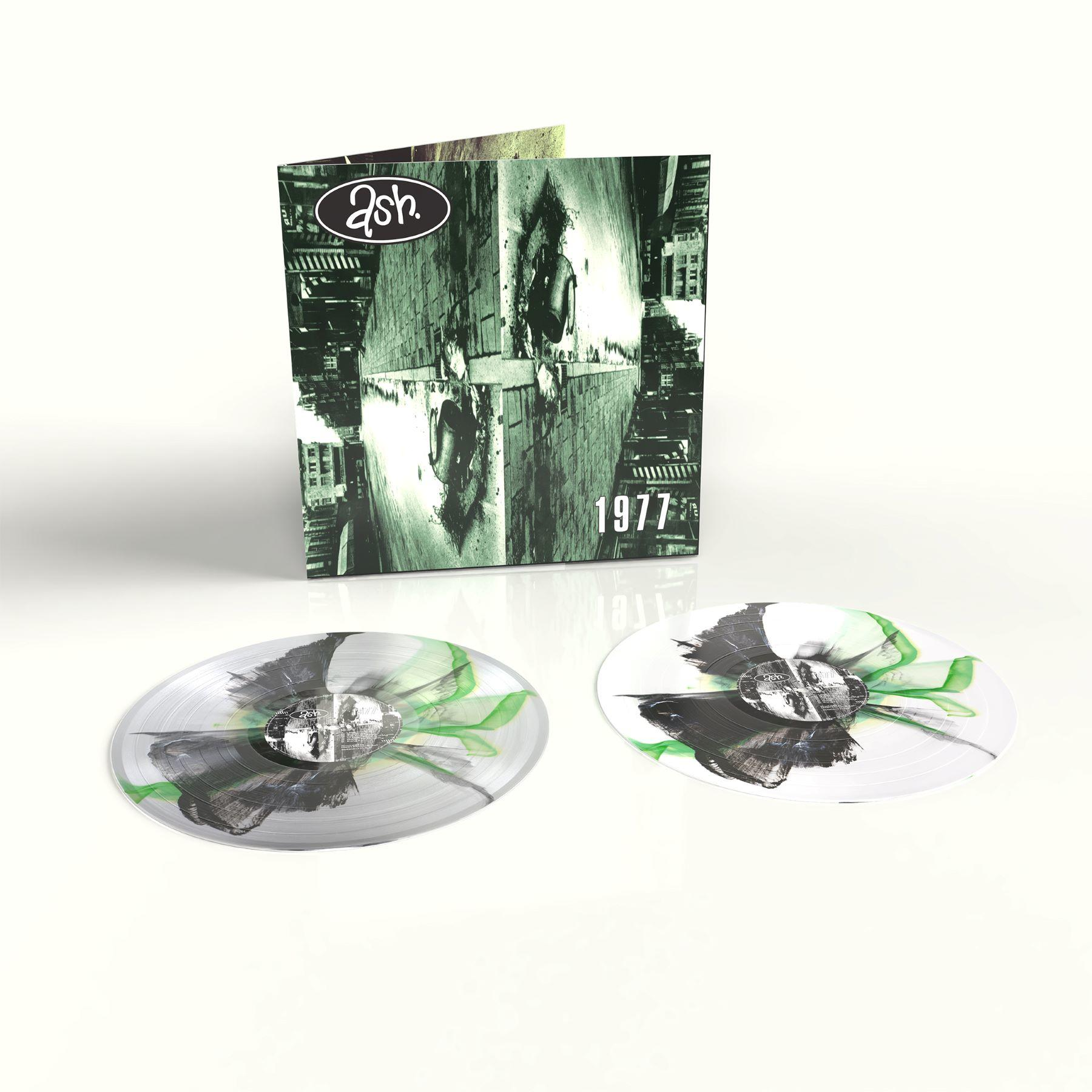 Ein aufgeschlagenes Albumcover mit dem Schriftzug 'ash.' und '1977' vor zwei Vinyl-Schallplatten.