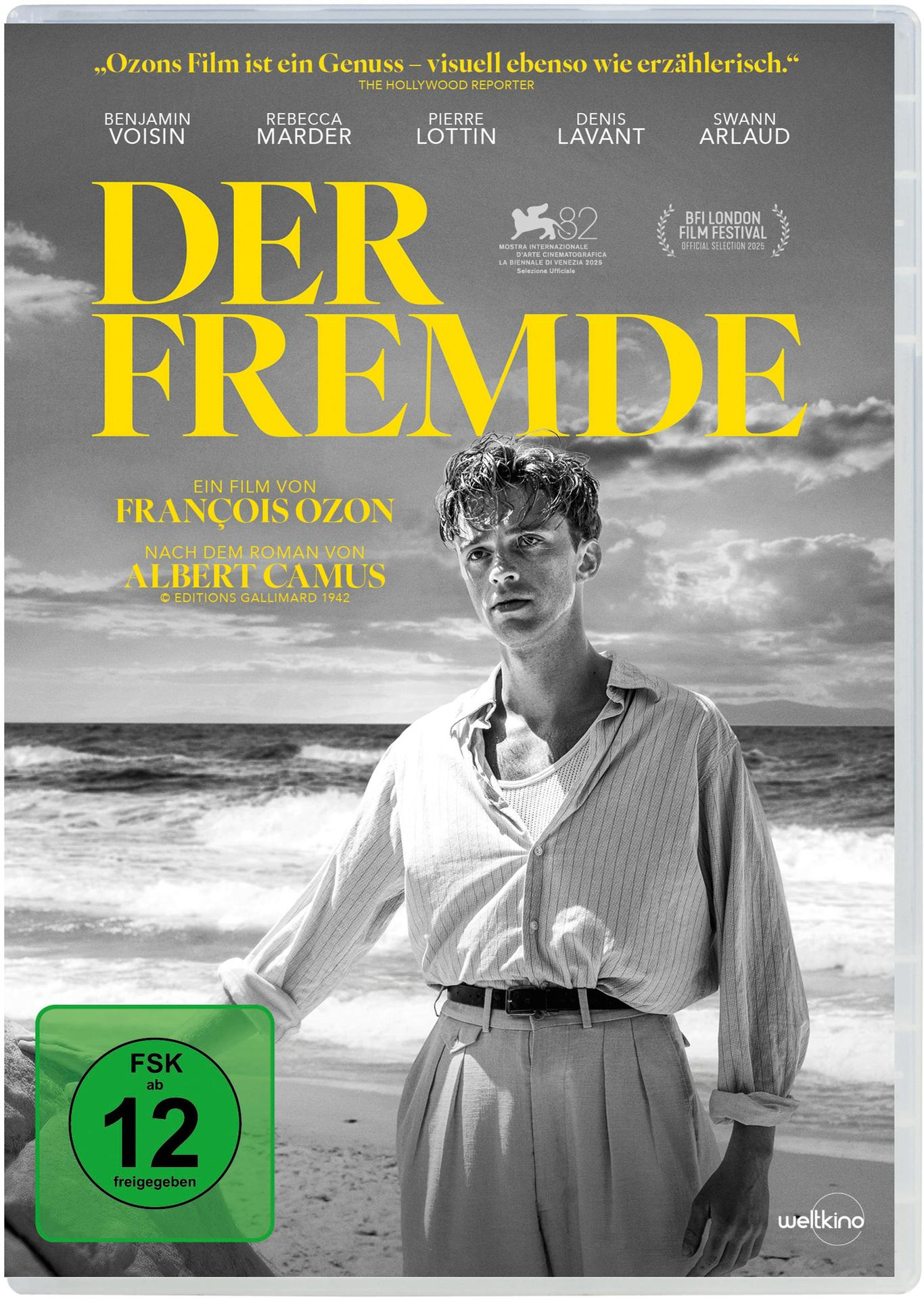 Ein Mann steht am Strand vor dem Meer. Filmplakat "Der Fremde" von François Ozon.