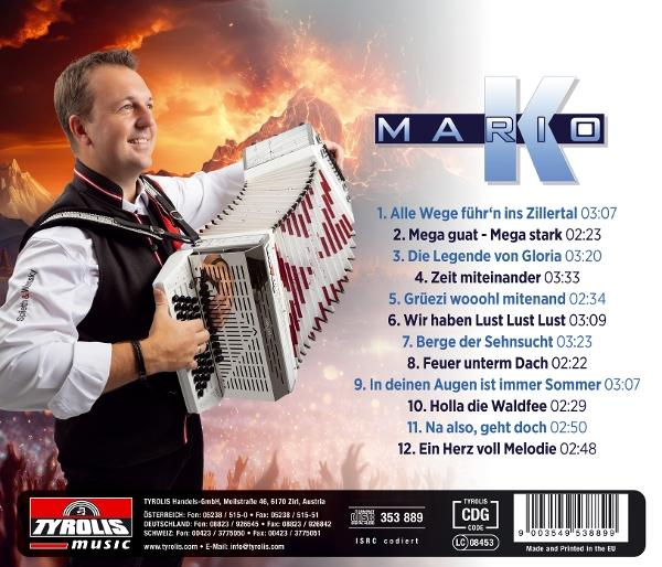 Ein Mann spielt Akkordeon vor einem dramatischen Himmel und Bergen.