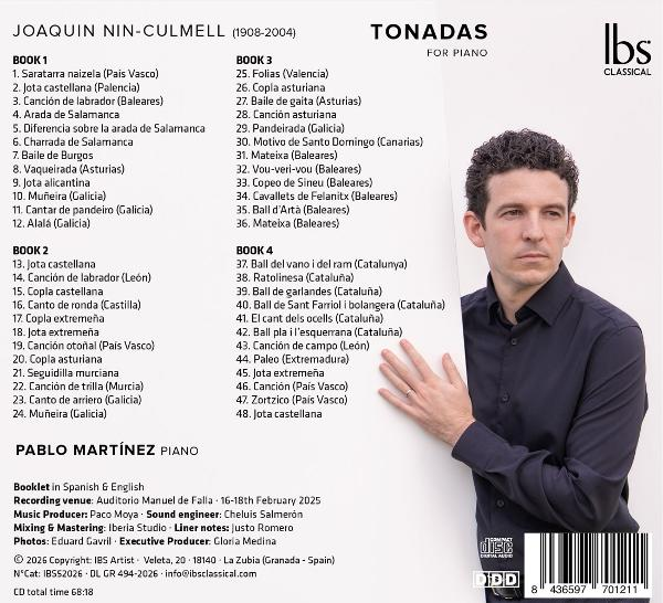 Ein Mann in einem dunklen Hemd blickt nach rechts, mit einer Liste von Musikstücken im Hintergrund.