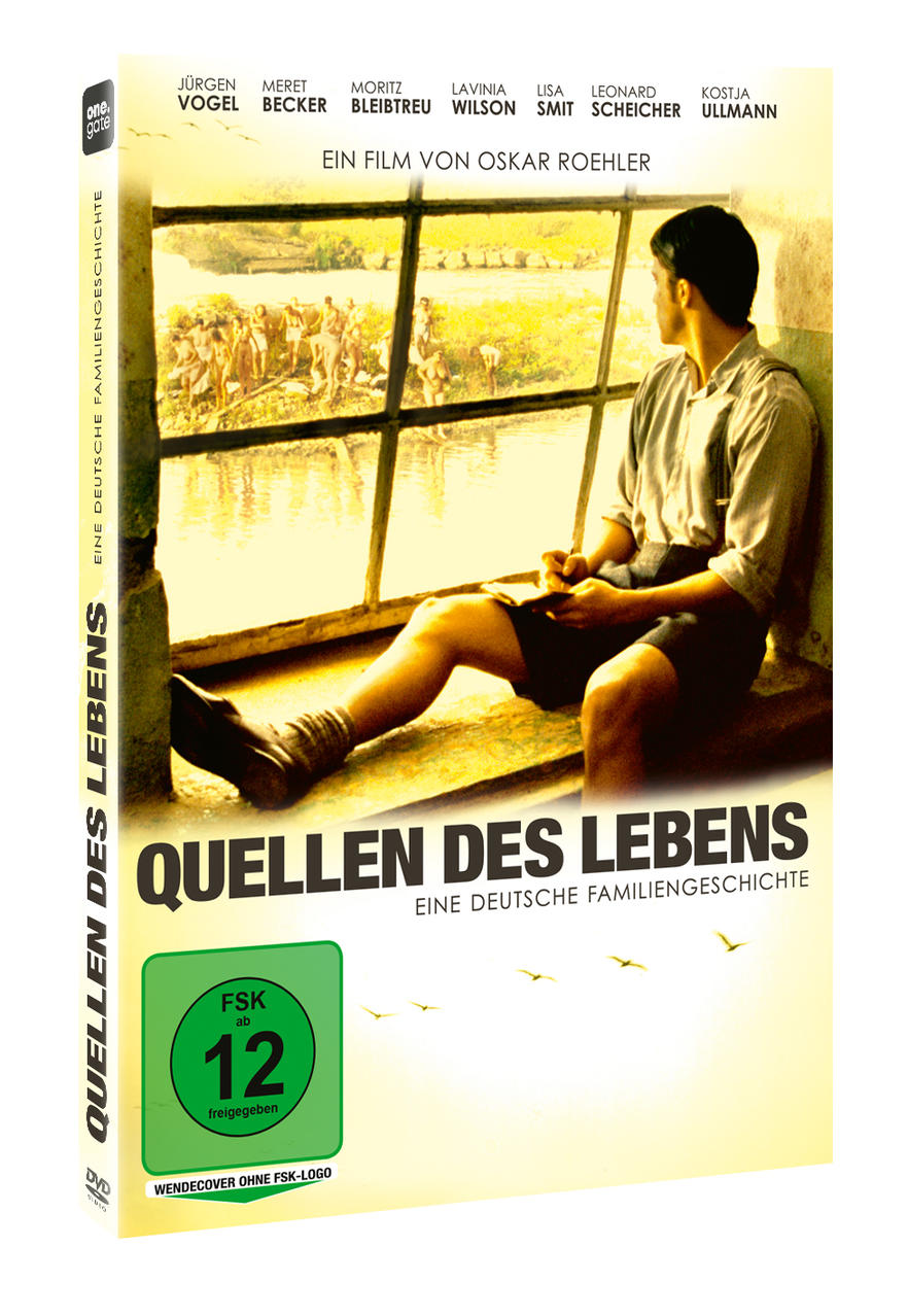 Ein Junge sitzt am Fenster und schreibt. Im Hintergrund eine Gruppe Menschen am Wasser.