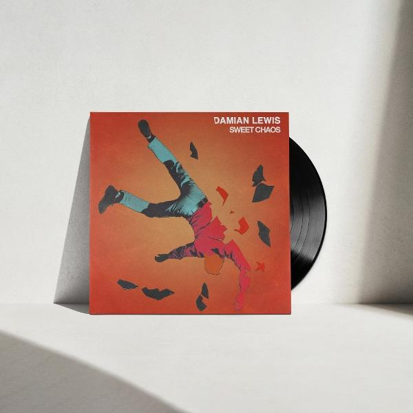 Schwarze Schallplatte neben Albumcover mit tanzender Figur und zersplitternden Formen.