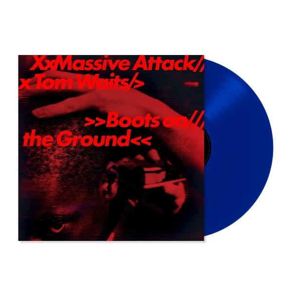 Eine blaue Schallplatte liegt neben dem Cover von Massiv Attack und Tom Waits.