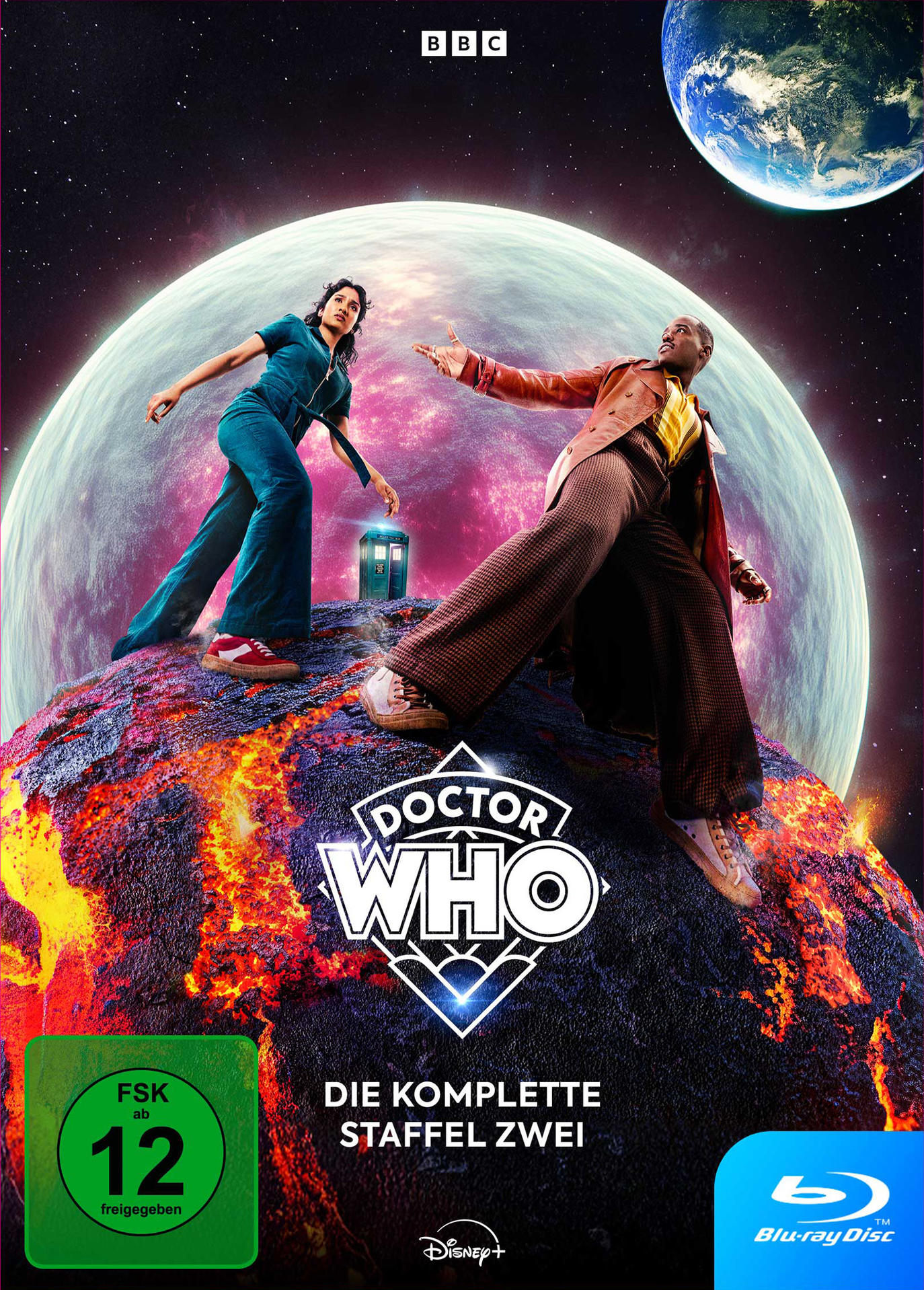 Zwei Figuren stehen auf einem Planeten; im Hintergrund ist die Erde und eine große Planetenscheibe.