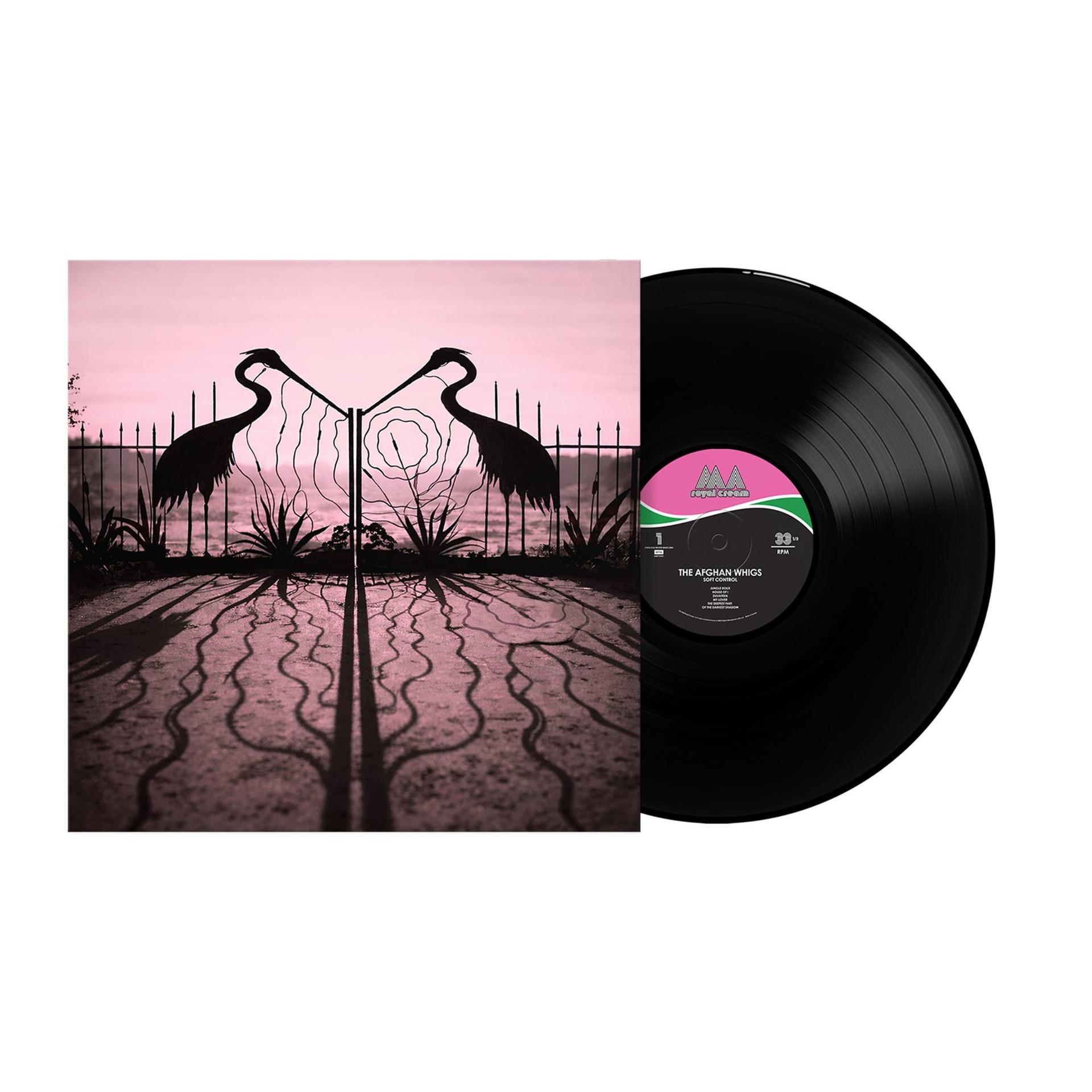 Schwarze Schallplatte neben Albumcover mit Kran-Silhouetten im rosa Himmel.