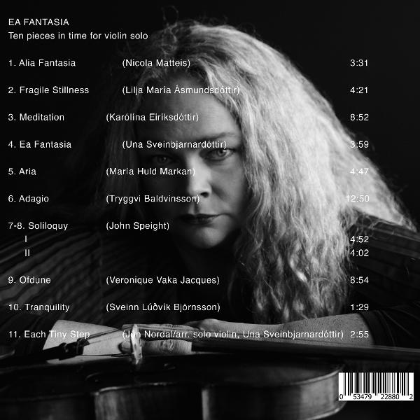 Schwarz-Weiß-Porträt einer Frau mit langen Haaren, Liste von Musikstücken im Vordergrund.