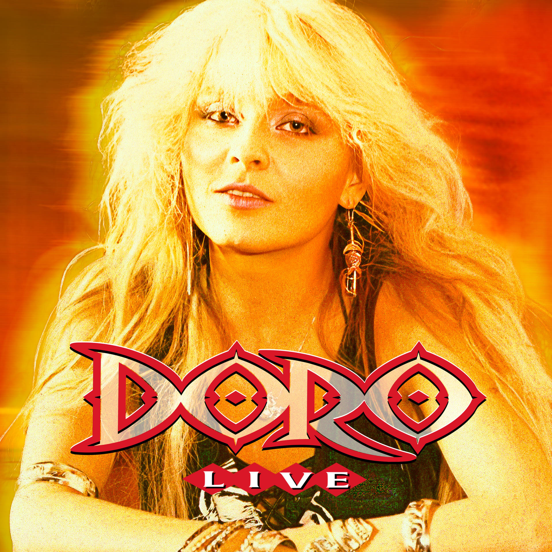 Doro mit blonden Haaren und dem Schriftzug "DORO LIVE" auf feurigem Hintergrund.