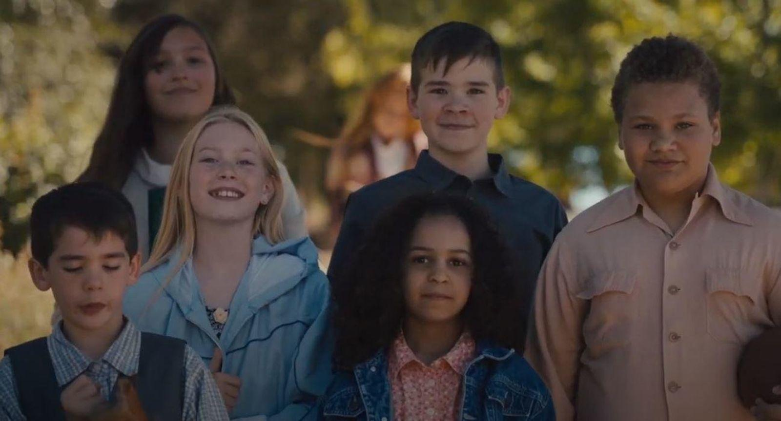 Unterschiedliche Gruppe von Kindern im Freien. Kinder lächeln, tragen Freizeitkleidung.