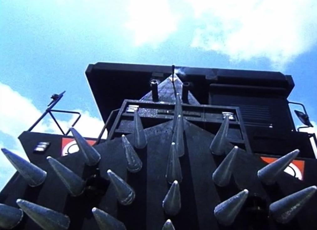 Ein gepanzerter Zug mit Spitzen unter einem blauen Himmel.