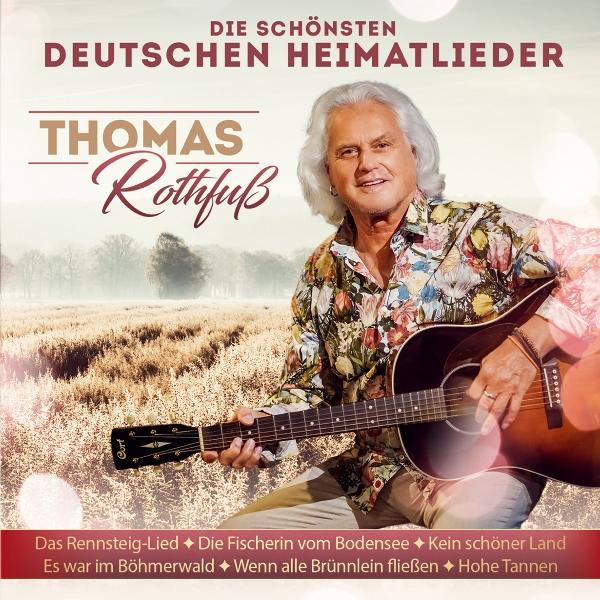 Thomas Rothfuß spielt Gitarre in einer ländlichen Szene mit Liedtiteln.