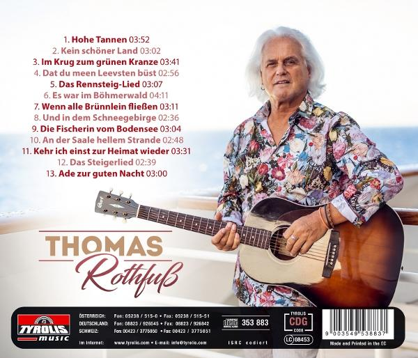 Ein Mann mit weißem Haar spielt Gitarre, daneben eine Titelliste und Logos.