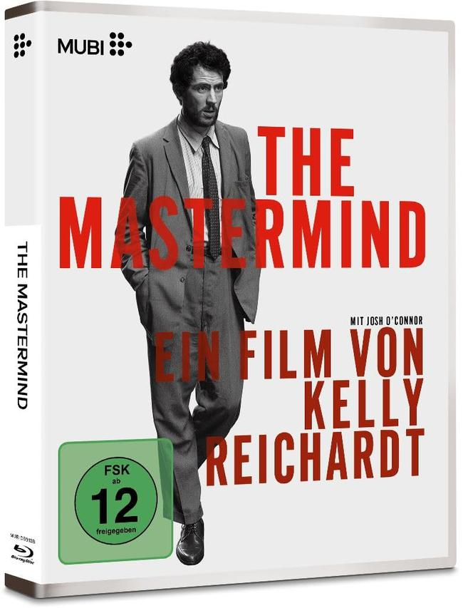 Ein Mann im Anzug steht vor dem Titel 'The Mastermind'. FSK 12 Siegel.