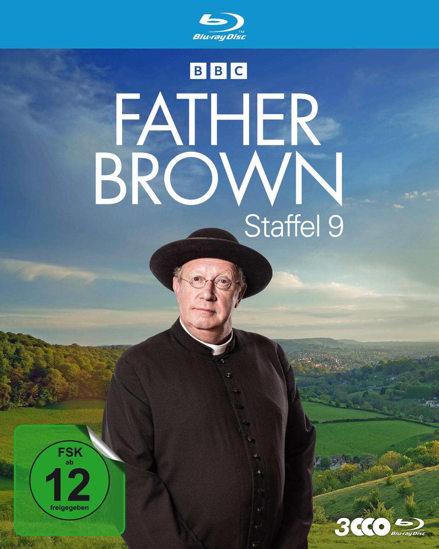 Priester in Soutane und Hut vor grüner Landschaft, "Father Brown Staffel 9" Titel.