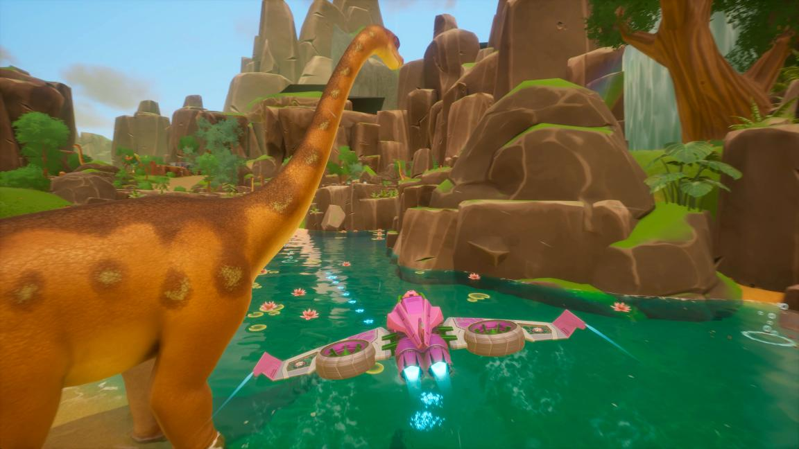 Ein Dinosaurier steht neben einem See, während ein pinkes Flugzeug darüber fliegt.