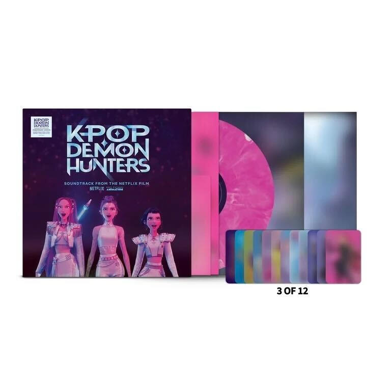 Soundtrack-Cover von K-Pop Demon Hunters mit 3 Charakteren und einer Schallplatte.