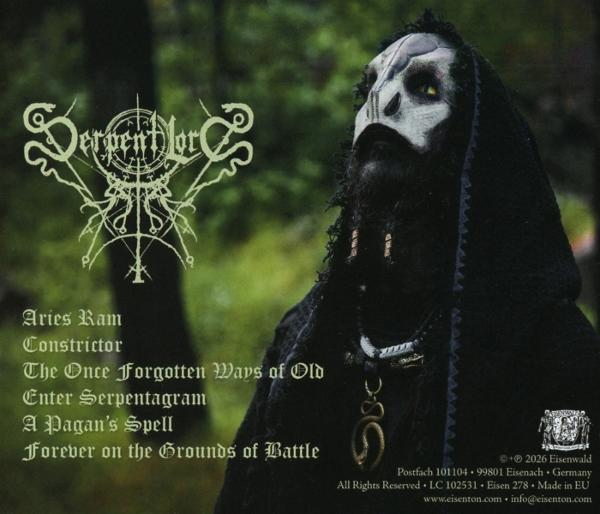 Mann mit Totenkopf-Make-up und schwarzem Umhang vor Waldkulisse.