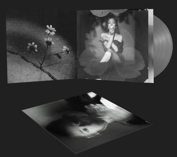 Schwarze Vinylplatte mit aufgeschlagenem Cover, Blumen und Frau.