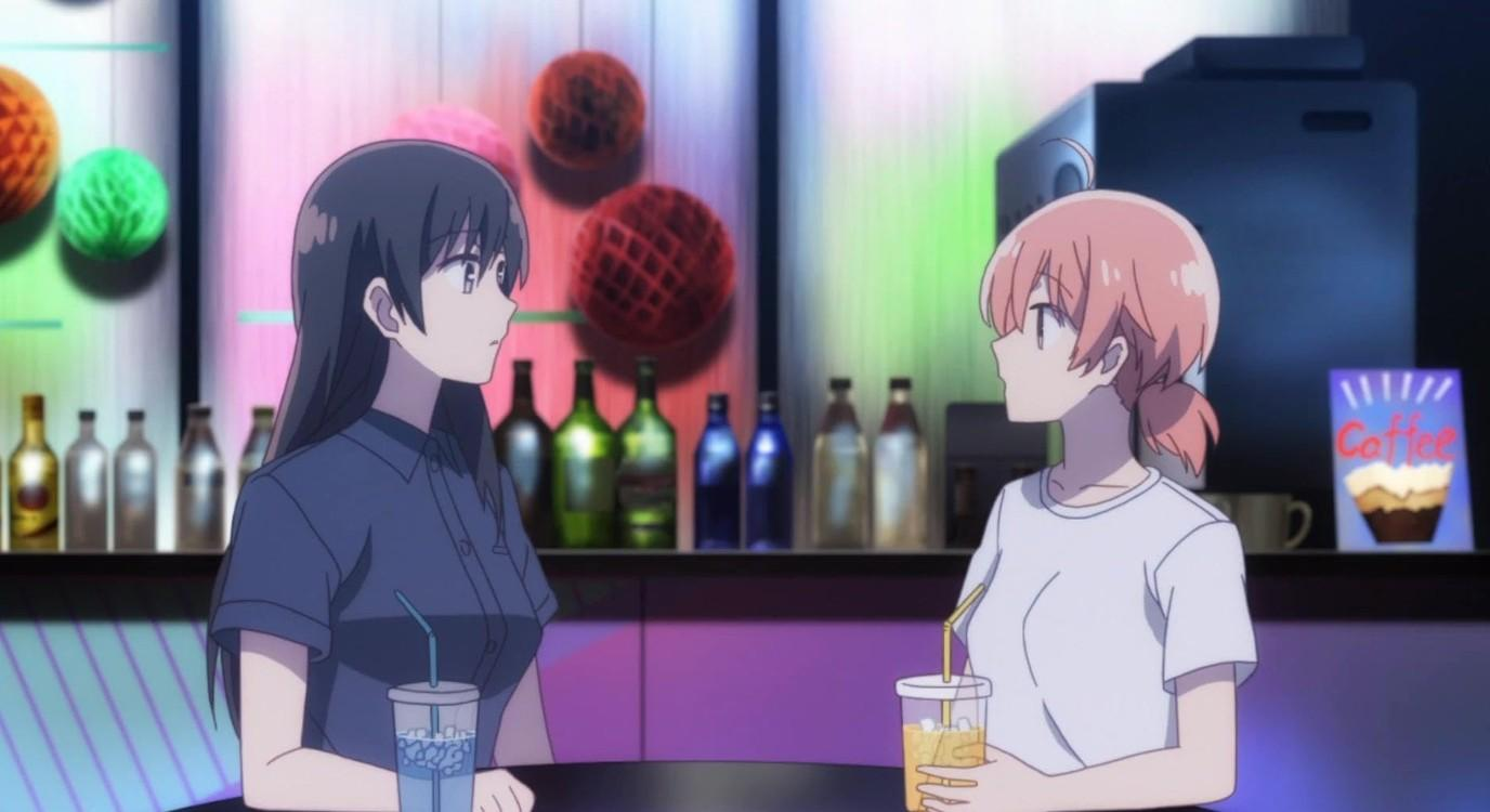 Zwei anime-artige Frauen unterhalten sich in einer Bar mit beleuchteten Kugeln und Flaschen im Hintergrund.