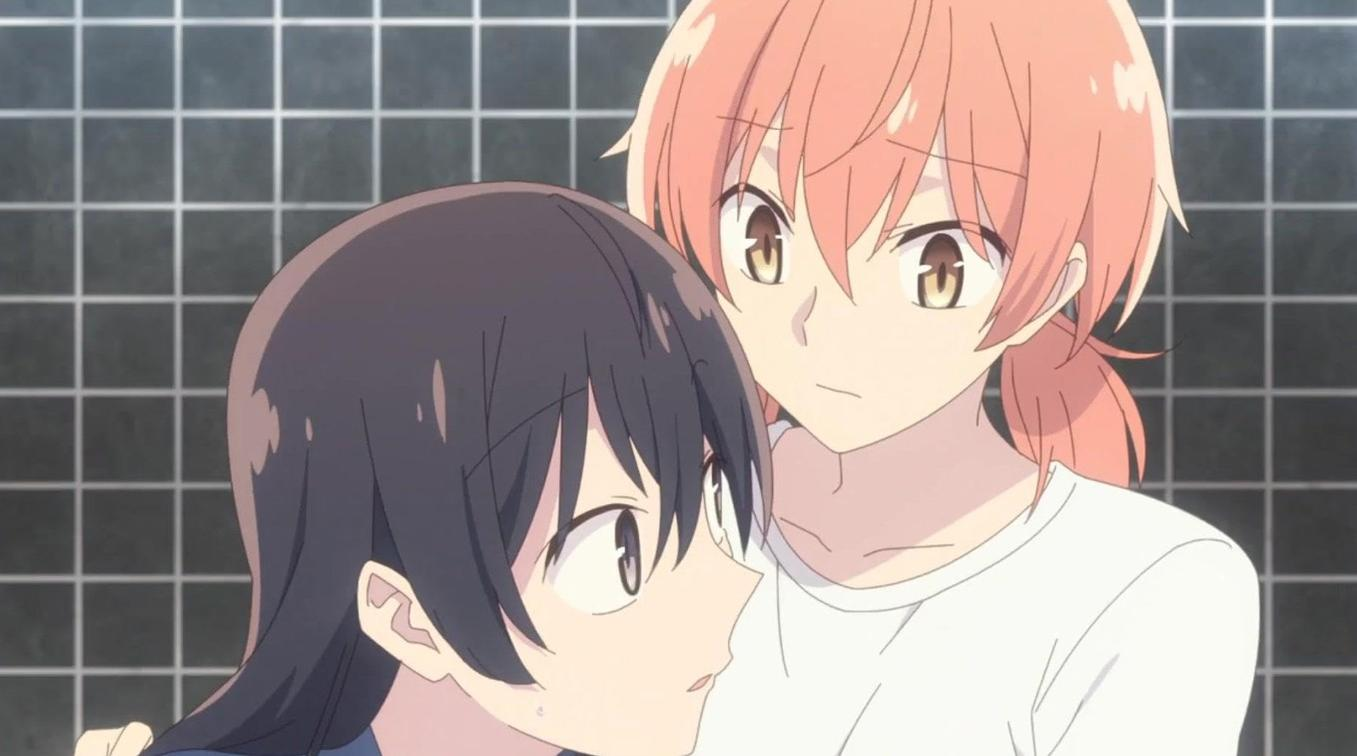 Zwei Anime-Mädchen, eines mit dunklem Haar, eines mit pfirsichfarbenem Haar, stehen eng beieinander.