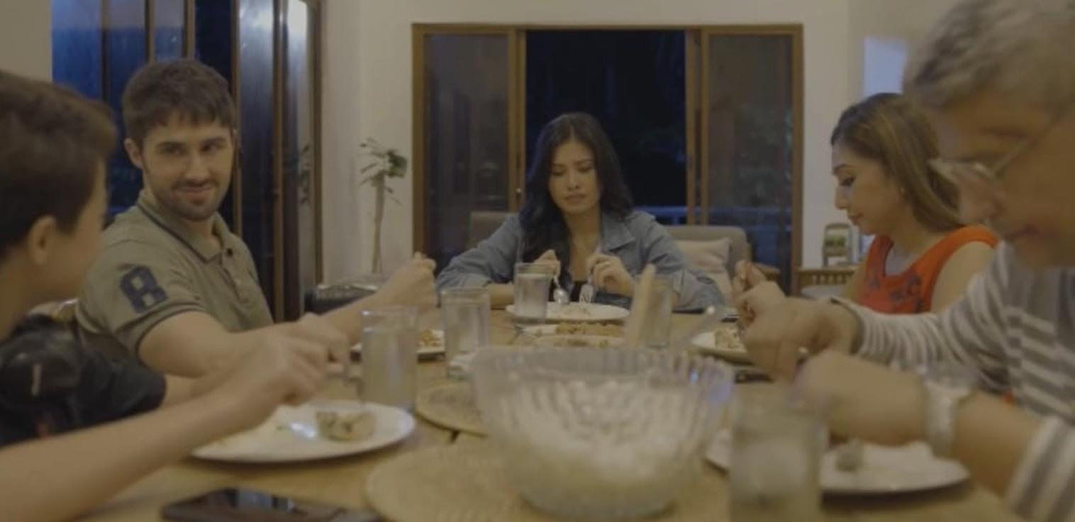 Eine Familie isst gemeinsam am Tisch.