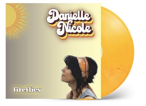 Schallplatte mit Danielle Nicole Schriftzug und Sonne. Frau mit Kopftuch.