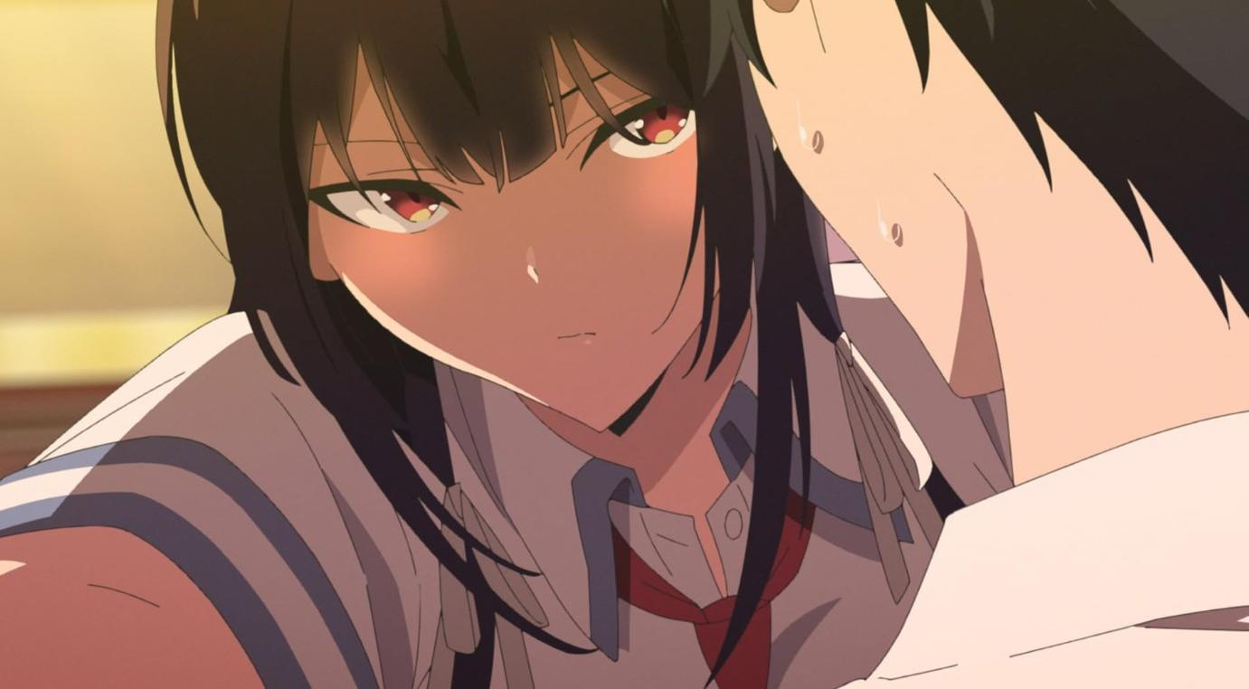 Anime-Mädchen mit roten Augen und dunklem Haar, in Schuluniform, blickt nach unten.