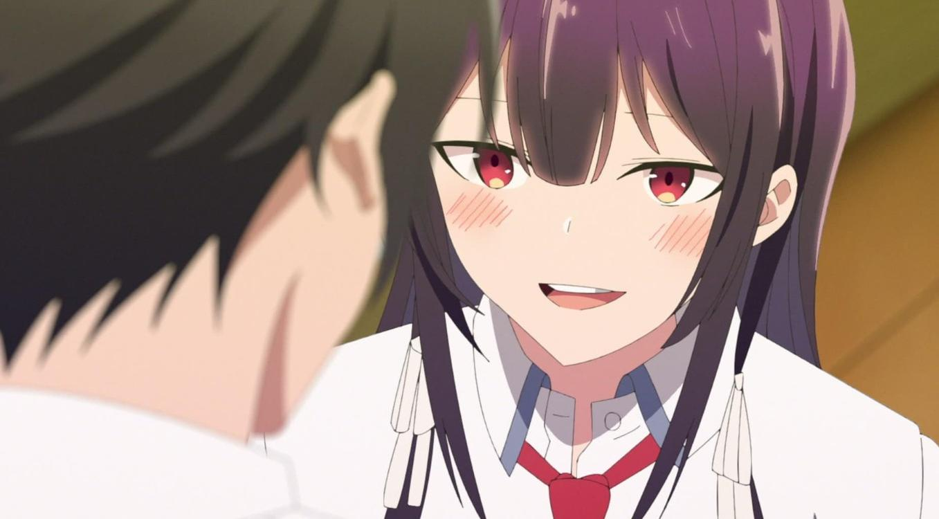 Anime-Mädchen mit roten Augen und lila Haaren lächelt.