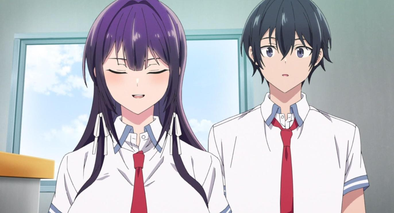 Anime-Mädchen mit lila Haaren und ein Junge mit schwarzen Haaren tragen Schuluniformen.