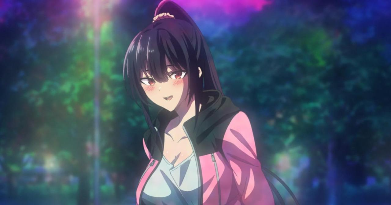 Anime-Mädchen mit dunklem Haar und rosa Jacke, lächelnd vor einem verschwommenen Hintergrund.