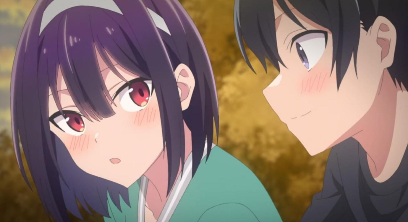 Ein anime-artiger Junge und ein Mädchen mit lila Haaren stehen sich nah und lächeln.