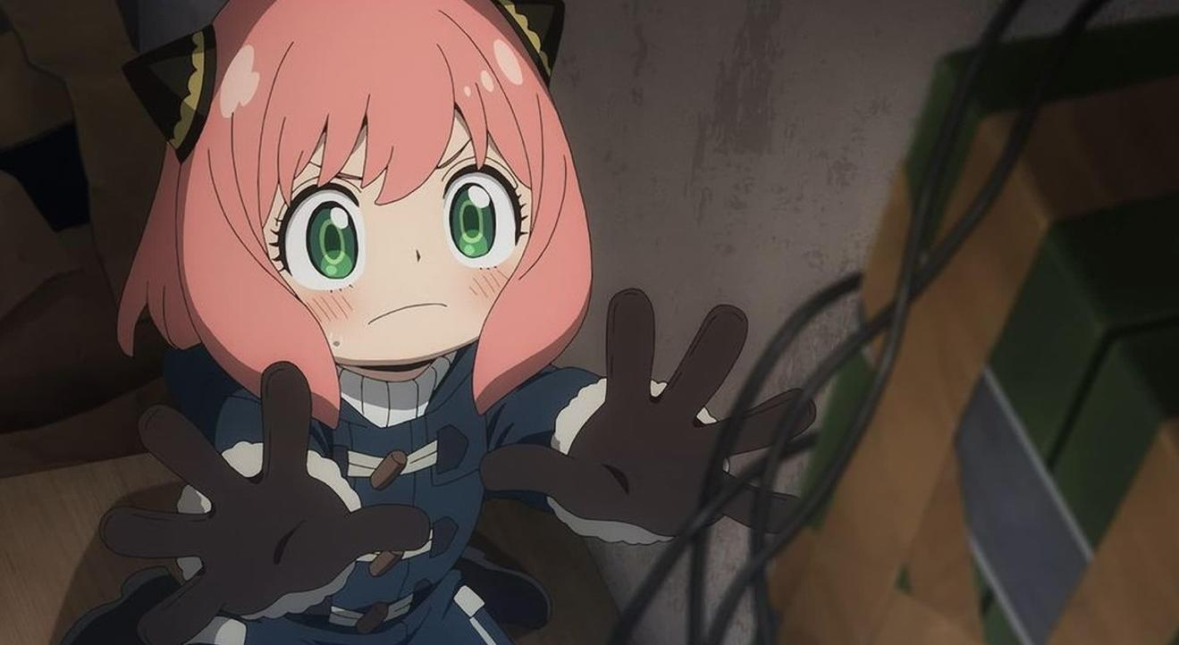 Ein Anime-Mädchen mit rosa Haaren und grünen Augen hält die Hände vor sich.