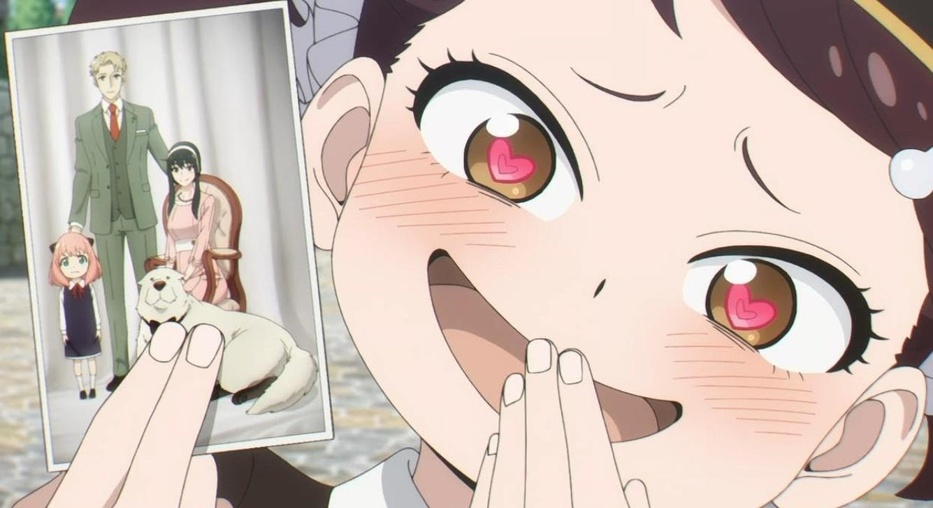 Ein Anime-Mädchen hält ein Foto einer Familie mit Hund.
