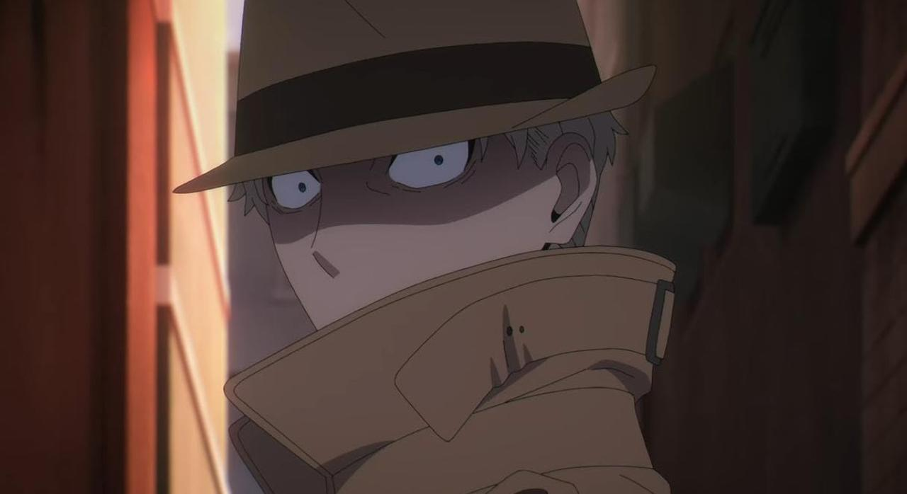 Ein Mann mit Hut und Trenchcoat mit weit aufgerissenen Augen.