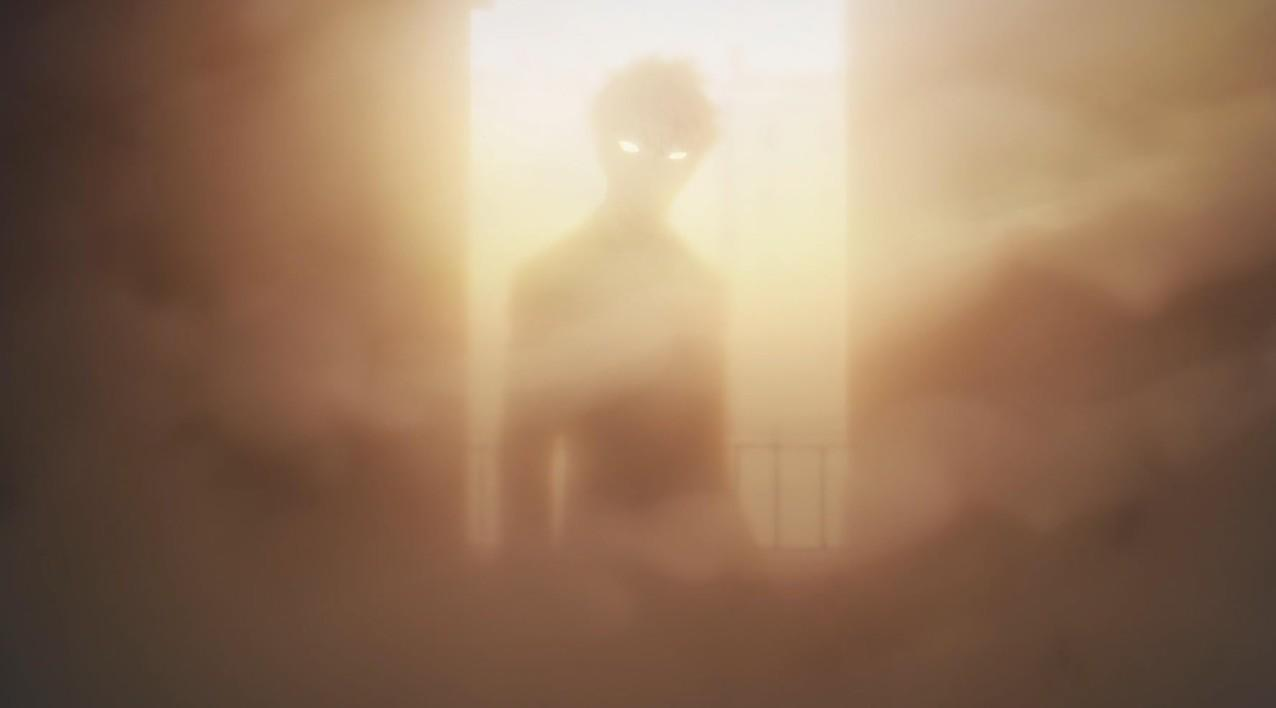 Eine Silhouette einer Person mit leuchtenden Augen steht in nebeliger Helligkeit.