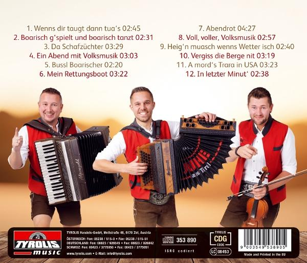Drei Männer in Tracht spielen Akkordeon und Geige vor einem Sonnenuntergang.