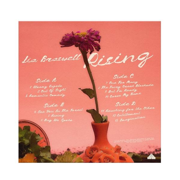 Lia Braswell Rising Albumcover mit einer einzelnen violetten Blume in einer Vase auf rosa Hintergrund.