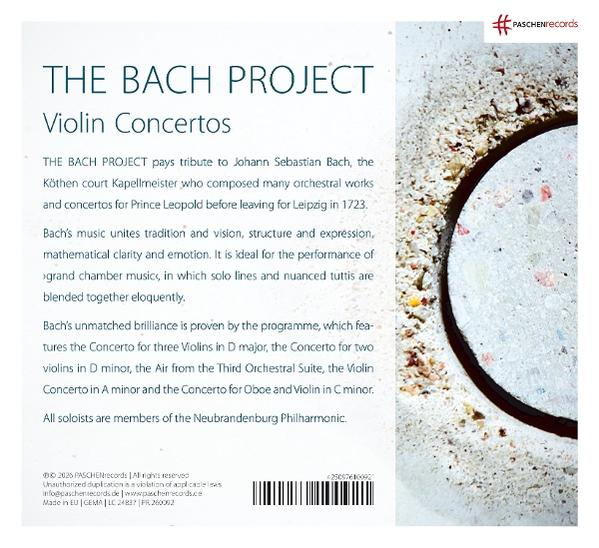 CD-Cover: Titel 'The Bach Project Violin Concertos' mit Text und abstraktem Muster.